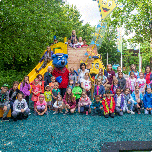 Drachenkindertag_Bild_Maskottchen mit Kindern